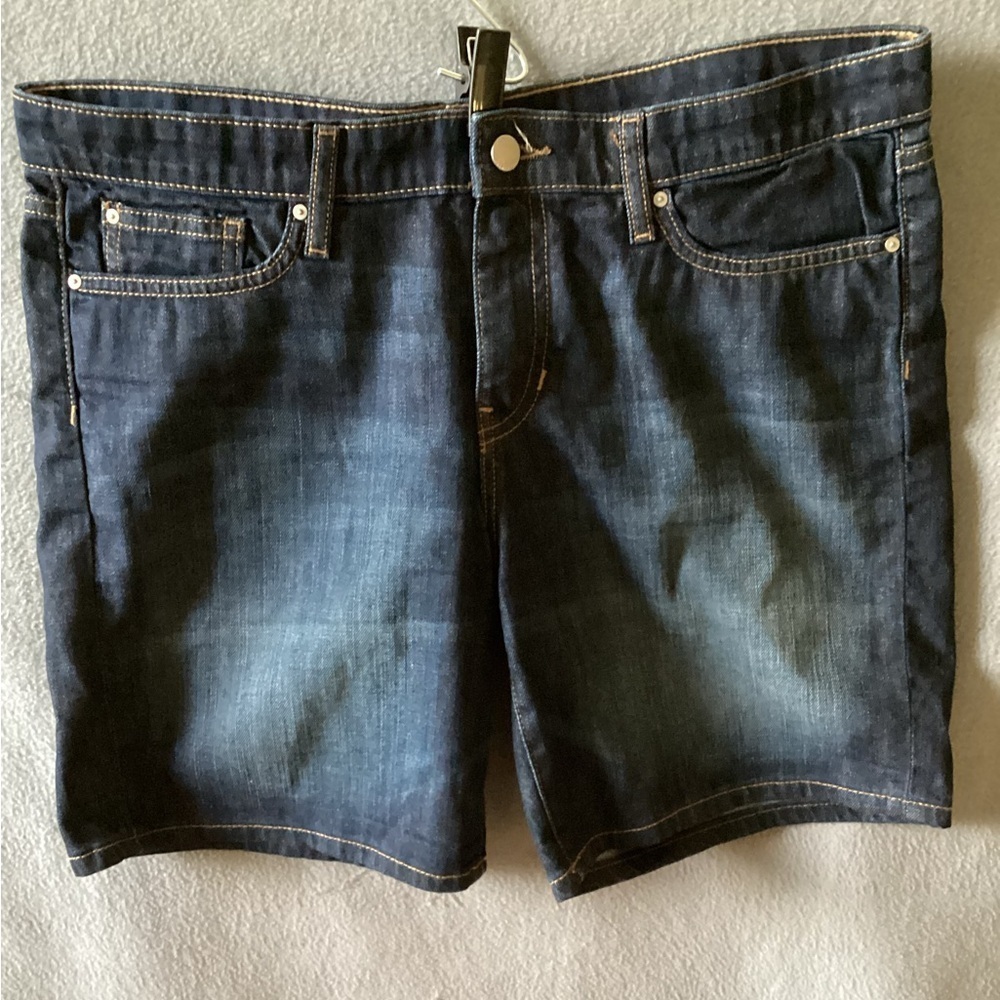 Gap Bermuda Jean shorts-SZ 10/30
Waist 18”
Inseam 7”